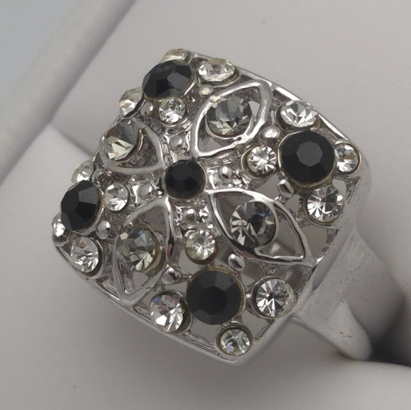Unsigned Jewelry - ✨2/$10✨ Silver and Black Gemstone Ring Size 8